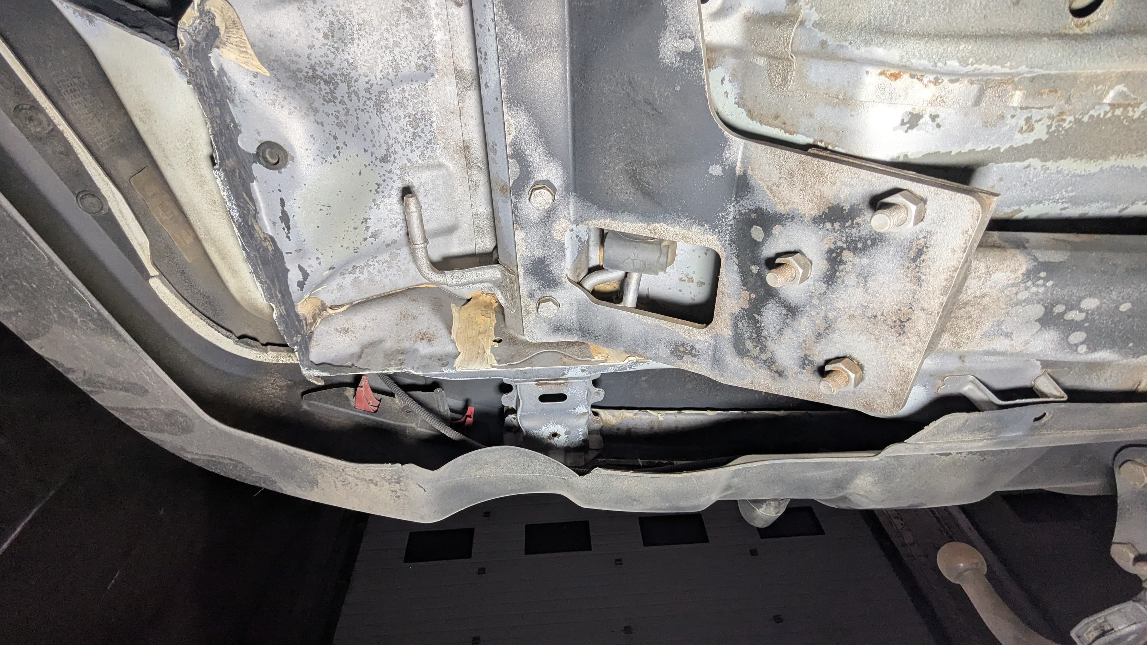 Porównanie przed i po – piaskowanie podwozia Brwinów